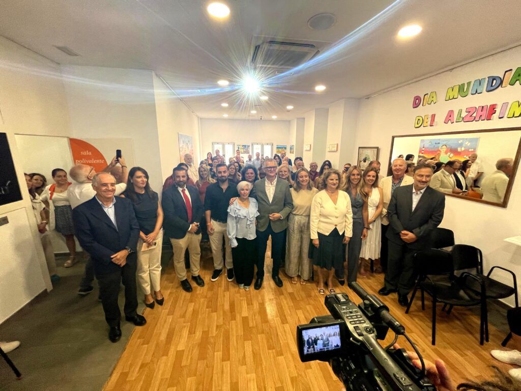 Autoridades, profesionales y familiares durante el acto institucional del Día Mundial del Alzheimer 2025 en la sede de Afade, Alcantarilla.