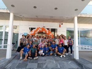 Grupo de familiares, personas con Alzheimer y voluntarios de AFADE en la edición 2025 de Tres días para el recuerdo en el Hotel Barceló Lodomar, San Pedro del Pinatar
