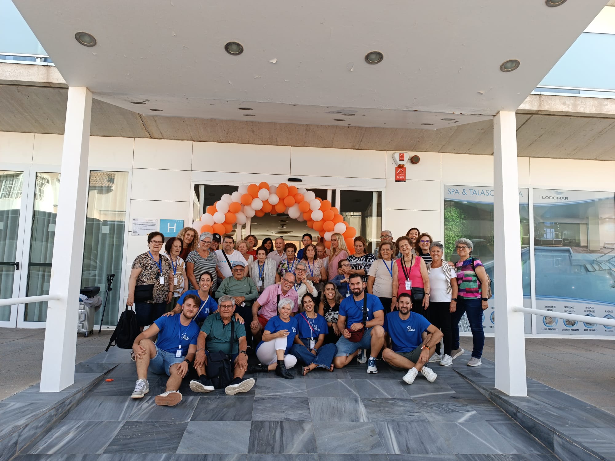 Grupo de familiares, personas con Alzheimer y voluntarios de AFADE en la edición 2025 de Tres días para el recuerdo en el Hotel Barceló Lodomar, San Pedro del Pinatar