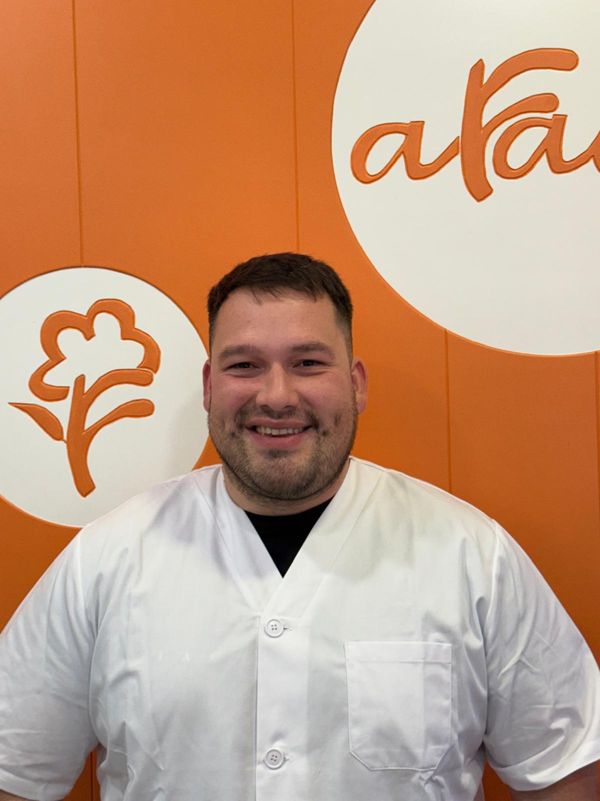 Bryan Paul Torres Merino, trabajador social y master en dependencia